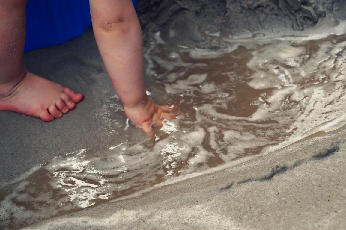 Hand und Fuß im Matsch